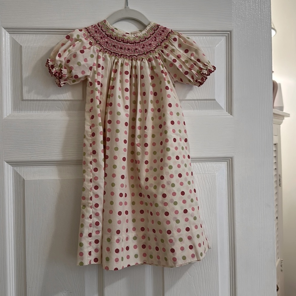 Polka dot dress with smoked collar.